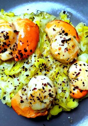 Une photo de Noix de st-Jacques poêlées sur fondue de poireaux et paillettes d'algues