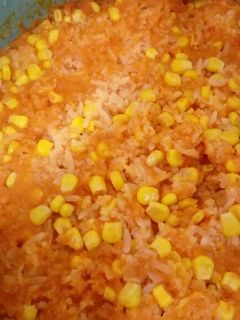Una foto de Arroz rojo con verduras