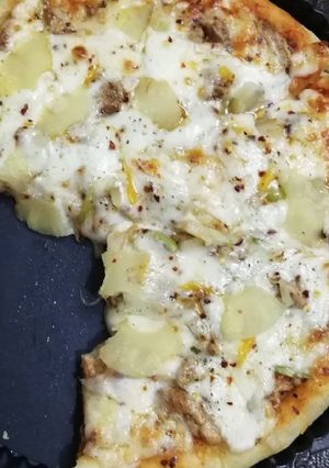 A picture of Pizza with pineapple chunks by azmat #eid k pakwan.