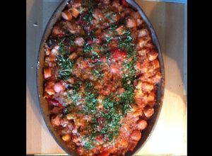 Une photo de Gratin d attieke aux saucisses poivrons tomates et champignons