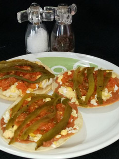 Una foto de Tostadas de huevo estilo rancheros