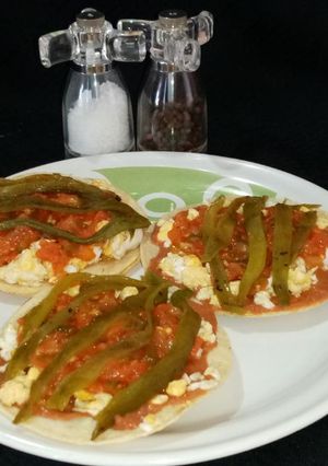 Una foto de Tostadas de huevo estilo rancheros