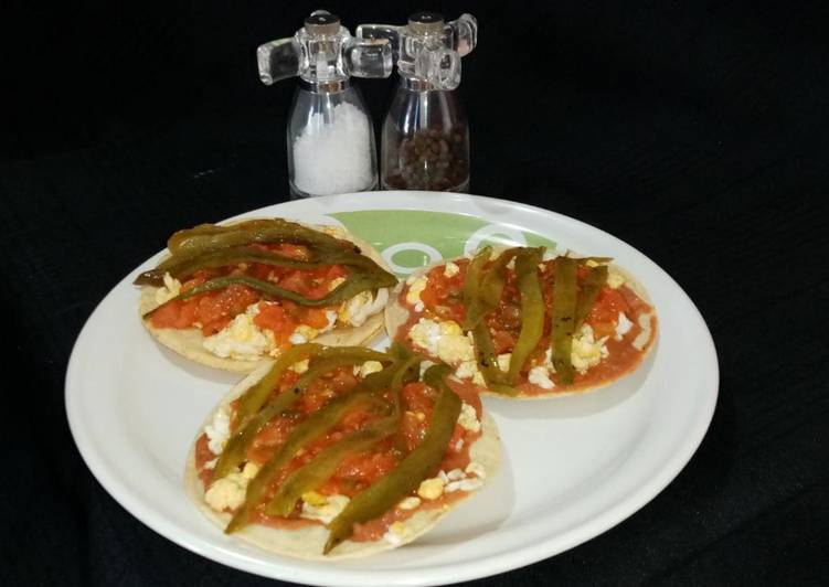 Tostadas de huevo estilo rancheros