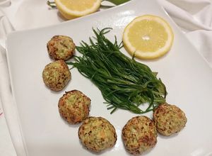 Foto di Polpette di pollo e zucchine con contorno di agretti