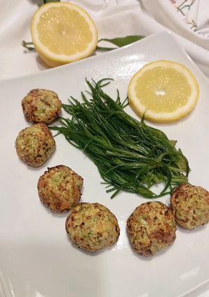 Foto di Polpette di pollo e zucchine con contorno di agretti