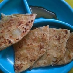 A picture of Aloo ka paratha.