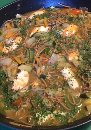 Une photo de Soupe asiatique aux nouilles de saba, crevettes, légumes et menthe