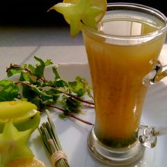 A picture of Starfruit mojito.