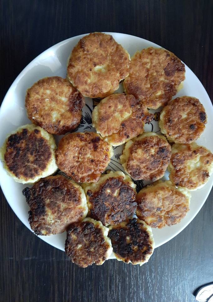 Пишні сирники із творога і борошна на сковороді