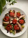 Ensalada de ventresca, con tomate, aceitunas y lechuga roble de l’ hortet