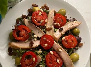 Una foto de Ensalada de ventresca, con tomate, aceitunas y lechuga roble de l’ hortet