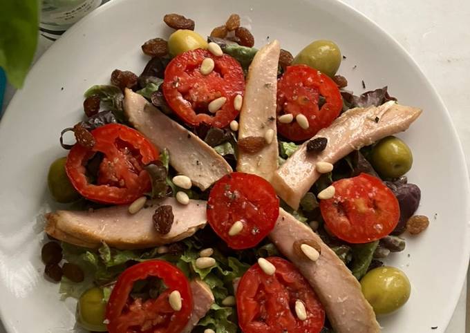 Ensalada de ventresca, con tomate, aceitunas y lechuga roble de l