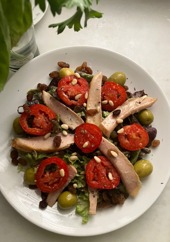 Una foto de Ensalada de ventresca, con tomate, aceitunas y lechuga roble de l’ hortet