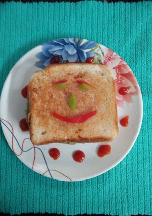 A picture of Vegetable cheese sandwich for kids.