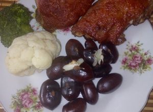 Foto principal de Cuy dorado con pan de árbol y ensalada