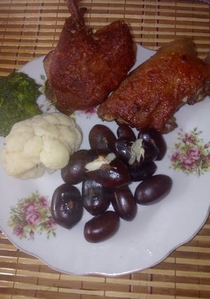 Una foto de Cuy dorado con pan de árbol y ensalada