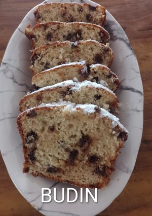 Una foto de Budín de bananas🍌 con chips sin manteca 🧉