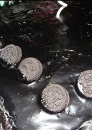 Una foto de Torta oreo petroleo con pionono