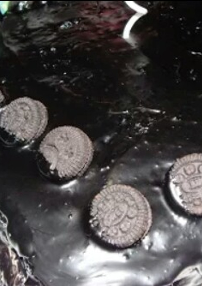 Una foto de Torta oreo petroleo con pionono
