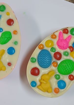 Una foto de Huevo de Pascua plano y relleno con dulce de leche