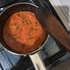 A picture of Tomato garlic sauce.