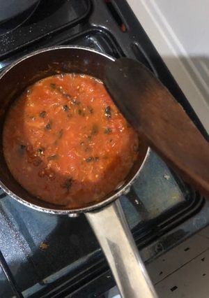 A picture of Tomato garlic sauce.