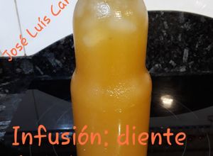 Foto principal de Infusión de diente de león, menta y zumo de naranja