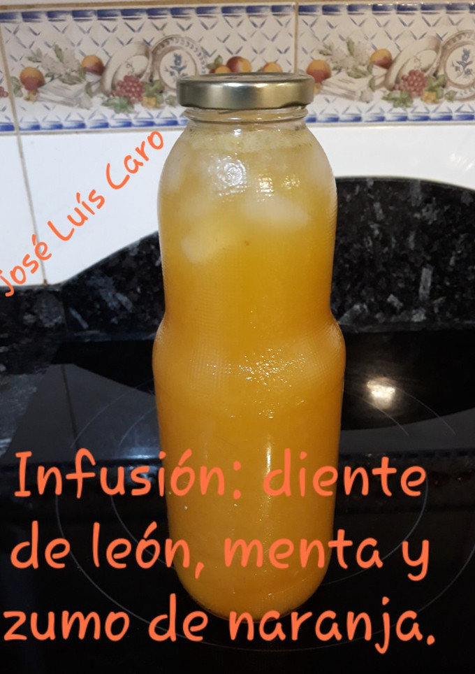 Una foto de Infusión de diente de león, menta y zumo de naranja