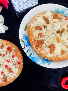 ડાયફુટસ પીઝા (Dry fruits Pizza Recipe In Gujarati) રેસીપી મુખ્ય ફોટો