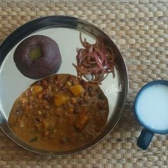 A picture of Black Chanaand Potato Saaru / Curry.