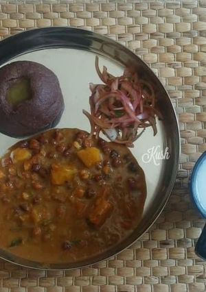 A picture of Black Chanaand Potato Saaru / Curry.