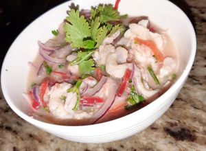 Una foto de Ceviche de lenguado con camarones