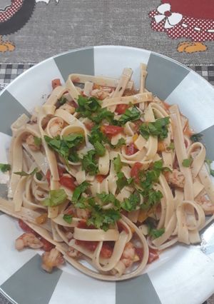 Una foto de Fettuccini con vegetales y gambas