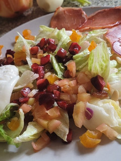 Una foto de Ensalada con frutas, burrata, lomo embuchado y piñones