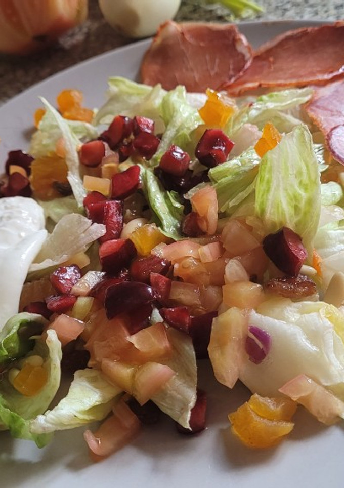 Una foto de Ensalada con frutas, burrata, lomo embuchado y piñones