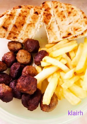 Φωτογραφία της συνταγής Μπιφτεκάκια μίνι με πατάτες τηγανητές και πίτες