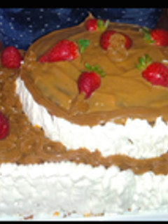 Una foto de Torta de vainilla con dulce de leche y chantilly