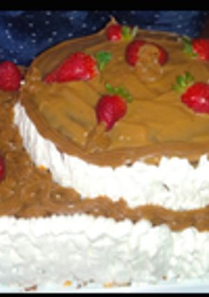 Una foto de Torta de vainilla con dulce de leche y chantilly