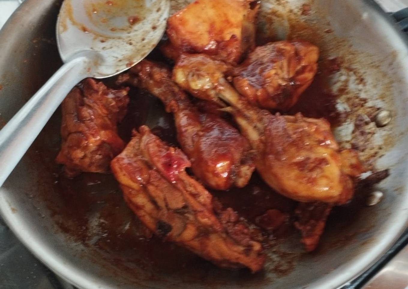 Pollo a la BBQ acompañado con ensalada de hojas batata