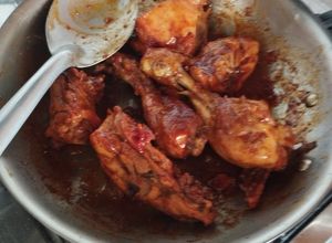 Una foto de Pollo a la BBQ acompañado con ensalada de hojas batata