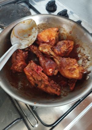 Una foto de Pollo a la BBQ acompañado con ensalada de hojas batata