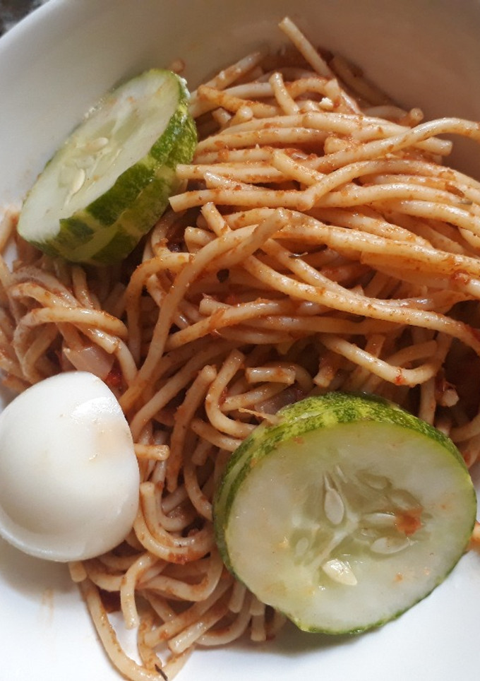 A picture of Spagetti with egg and cucumber.