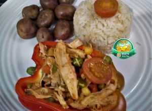 Una foto de Pimiento Rojo 🌶 Relleno de Pollo🍗y Pico de Gallo