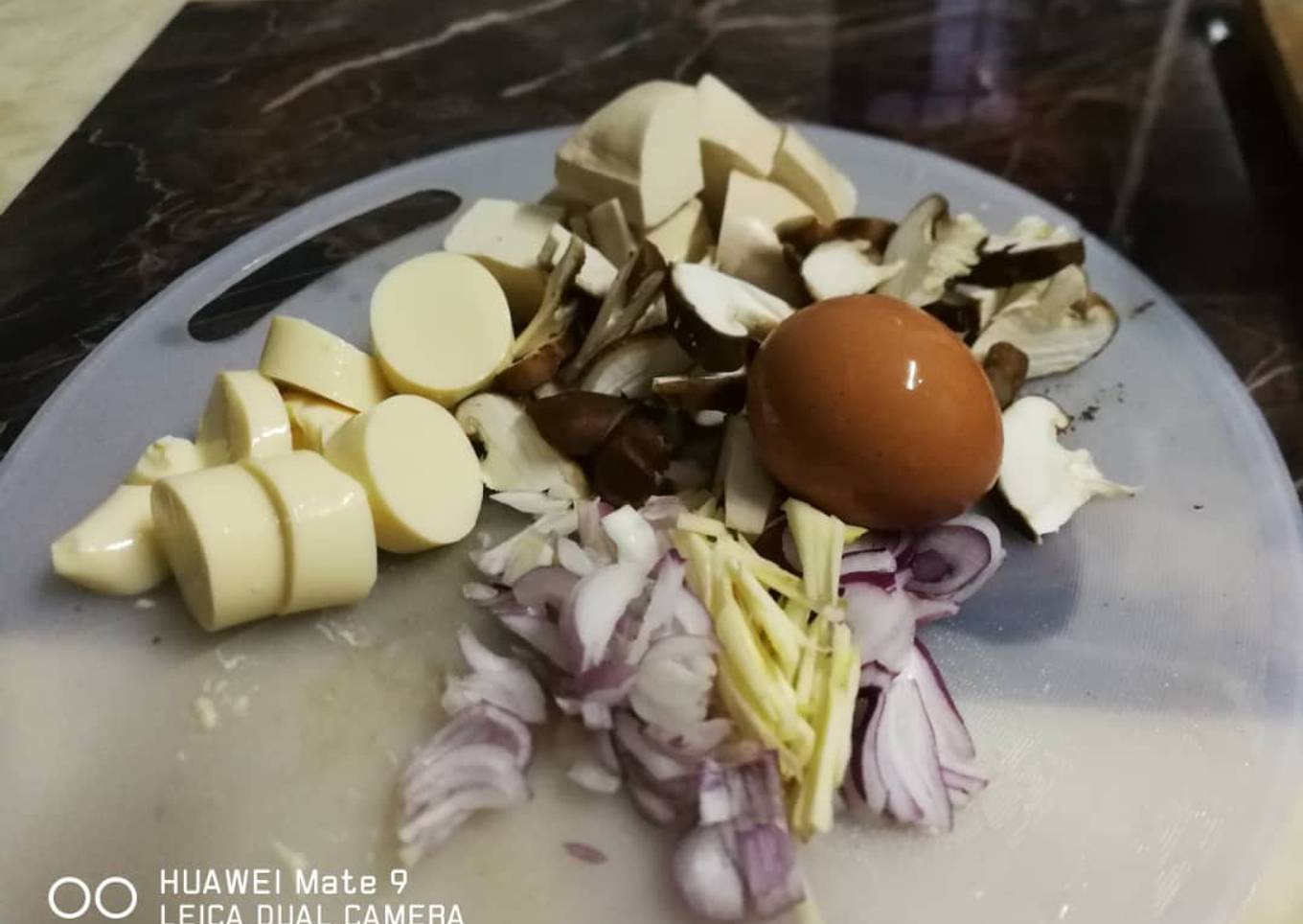 Sop jamur, tahu telur, versi Sekmek Kellate