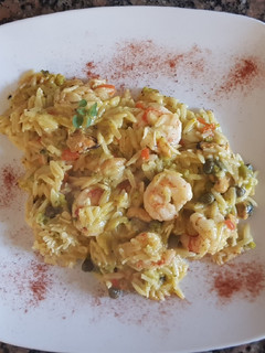 Una foto de Orzo, con langostinos y mejillones