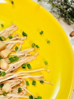 Hình của món Cồi Sò Điệp Xào Nấm Kim Châm.