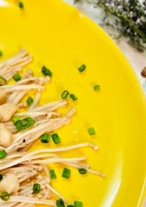 Hình của món Cồi Sò Điệp Xào Nấm Kim Châm.