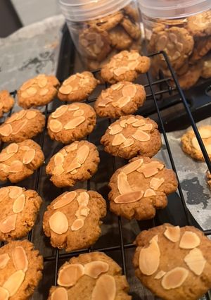 Foto resep Ginger Cookies with Almond on Top