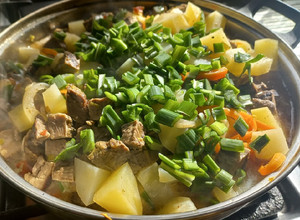 Una foto de Carne Guisada (punta paleta) con asado sobrante