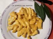 Una foto di curry pollo patate
